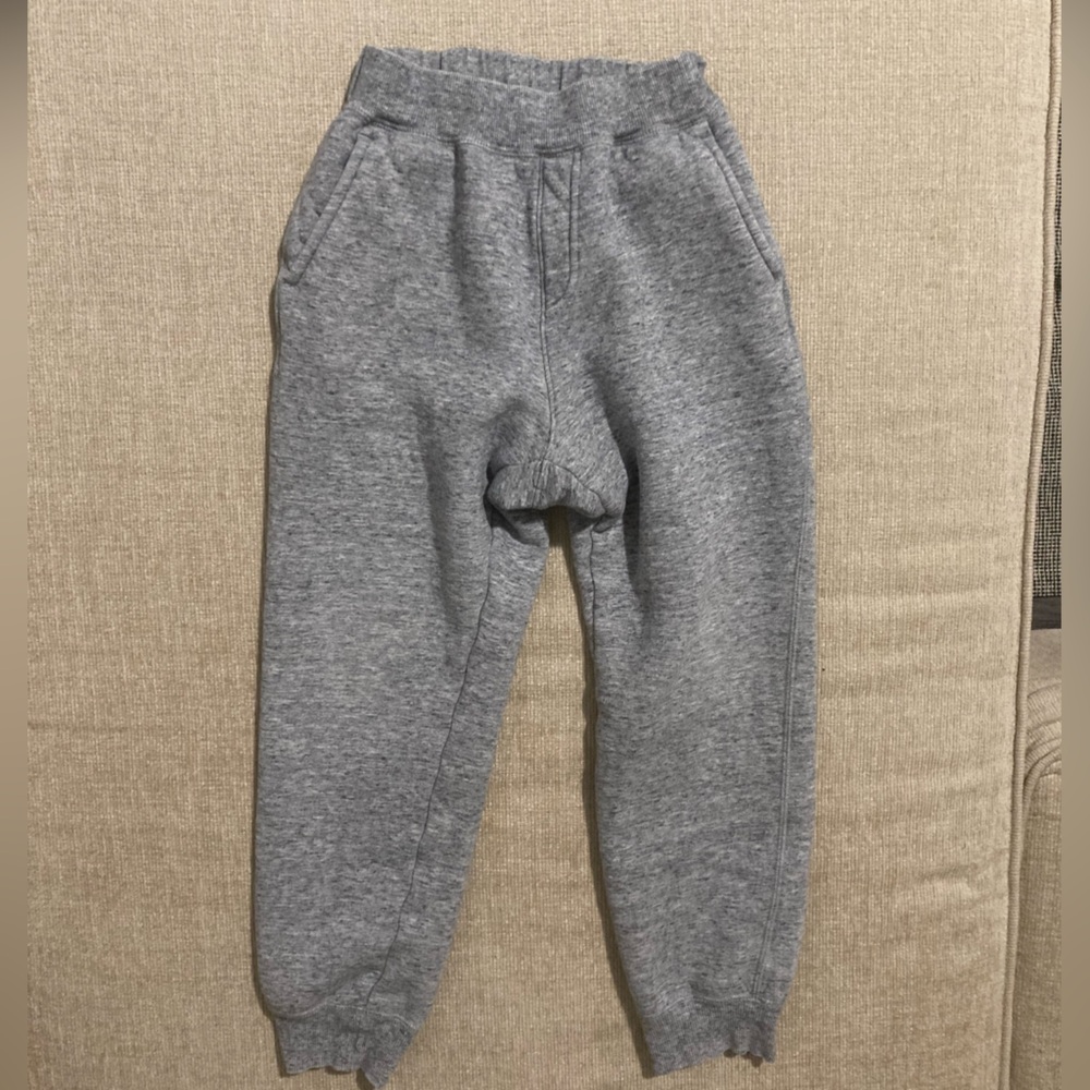 Uniqlo Boys  Heather Gray Sweatpants 

Adjustable waist by button: